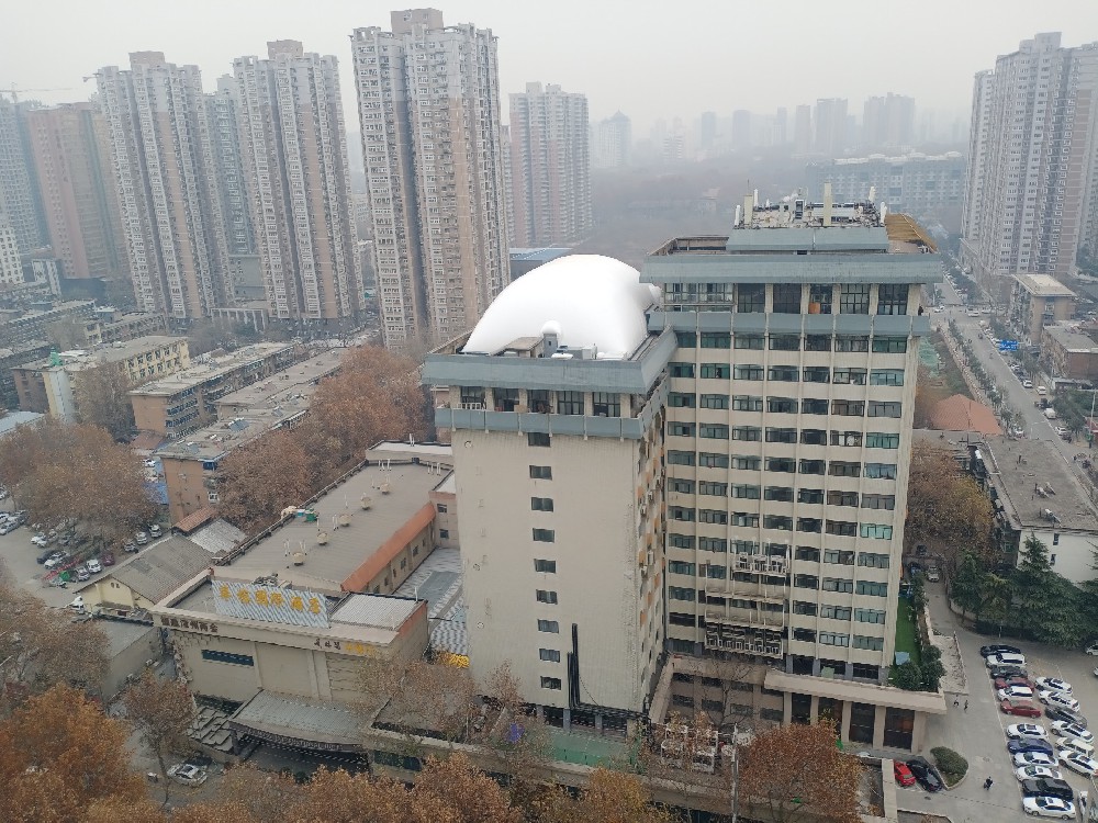 樓頂氣膜體育館是一種新型的體育場館建筑，在未來的發(fā)展中有著廣闊的前景